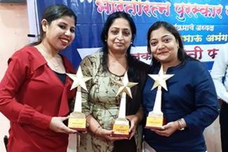 Sangeetha Wadhwa, Thalassemia Major on the right most holding a trophy in front of a stage