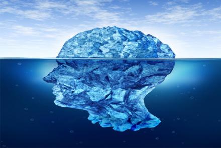 Image of a brain in blue colour with half of it submerged in a liquid